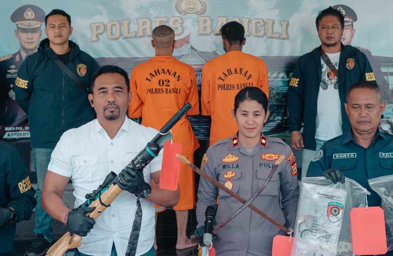 BARANG BUKTI PENGANIAYAAN : Barang bukti pedang dan senapan laras panjang disita Sat Reskrim Polres Bangli.(foto: Polres Bangli)