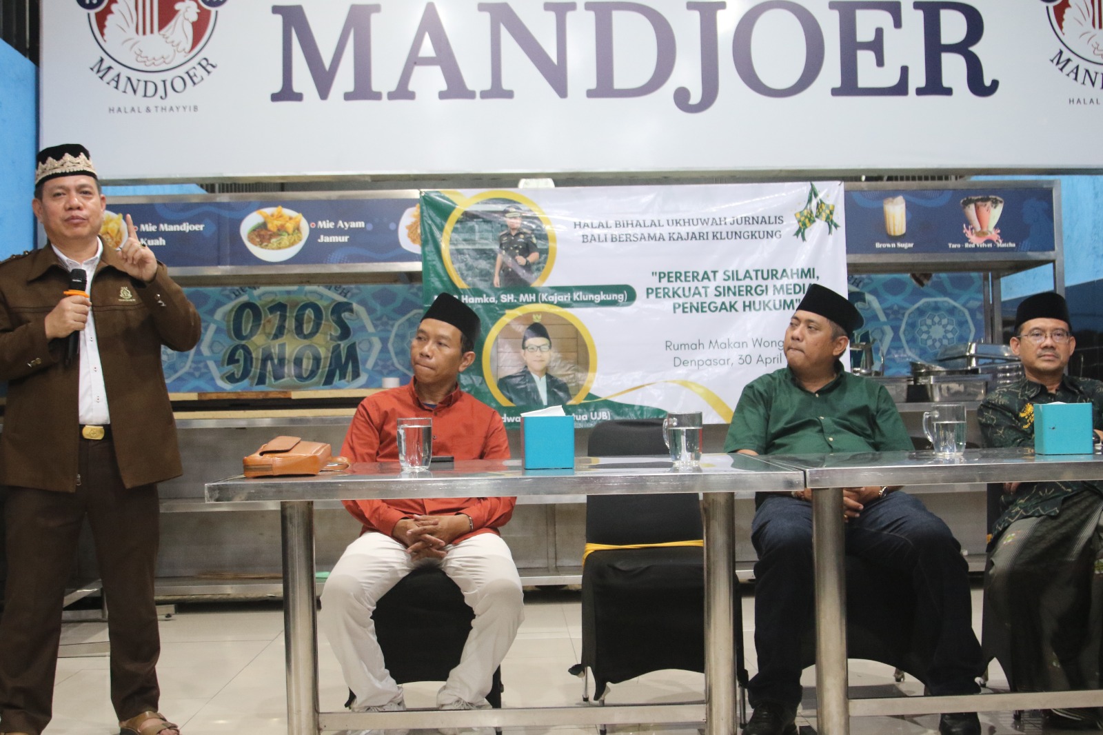 SEJARAH HALAL BIHALAL: Kajari Klungkung DR. LB Hamka, SH, MH (paling kiri) saat menyampaikan tausyiah Halal Bihalal UJB di RM Wong Solo Denpasar, Rabu 30 April 2025.