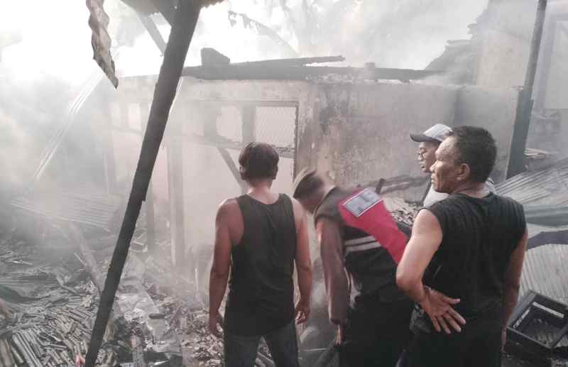 HANGUS TERBAKAR : Kondisi pasar Bajera, Desa Bajera, Selemadeg Tabanan yang terbakar pada Minggu (27/4/2025). (juliadi/radar bali)