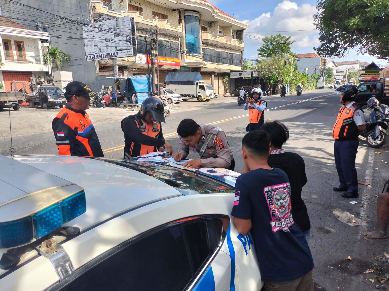 TILANG: Gegara parkir liar di kawasan Cargo, sejumlah truk kena tilang.