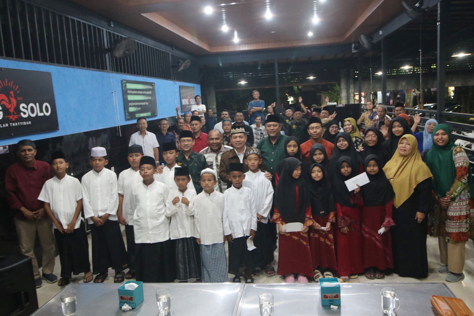 PERSAUDARAAN: Anak-anak yatim dari Panti Yayasan Alhikmah Denpasar foto bersama Kajari Klungkung, Dr. LB Hamka SH, Dirut BWC/CTBL Putu Ivan Yunatana, media UJB dan PCNU Denpasar di Wong Solo (30/4).