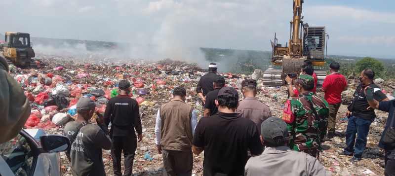 CEK LAPANGAN : Wakil Bupati Tabanan I Made Dirga yang meninjau kondisi TPA Mandung, Sembung Gede Kerambitan yang terbakar. (juliadi/radar bali)