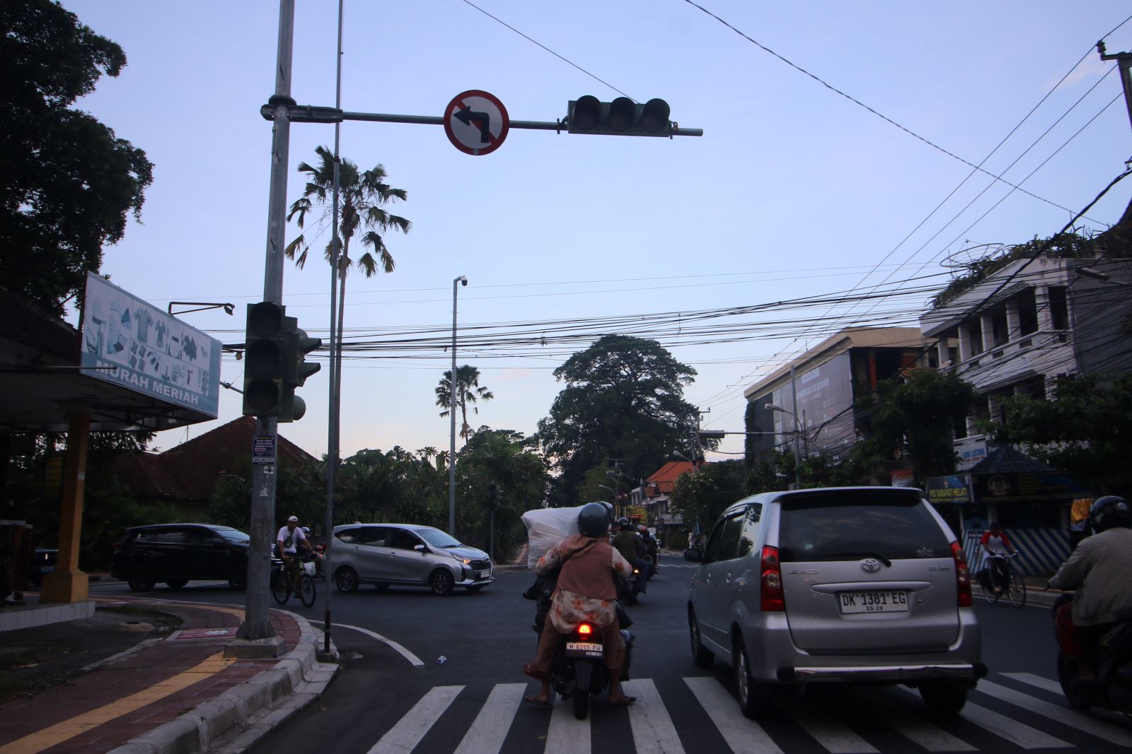 LALULINTAS KRODIT: Salah satu lampu traffic light yang tak menyala di kota Denpasar