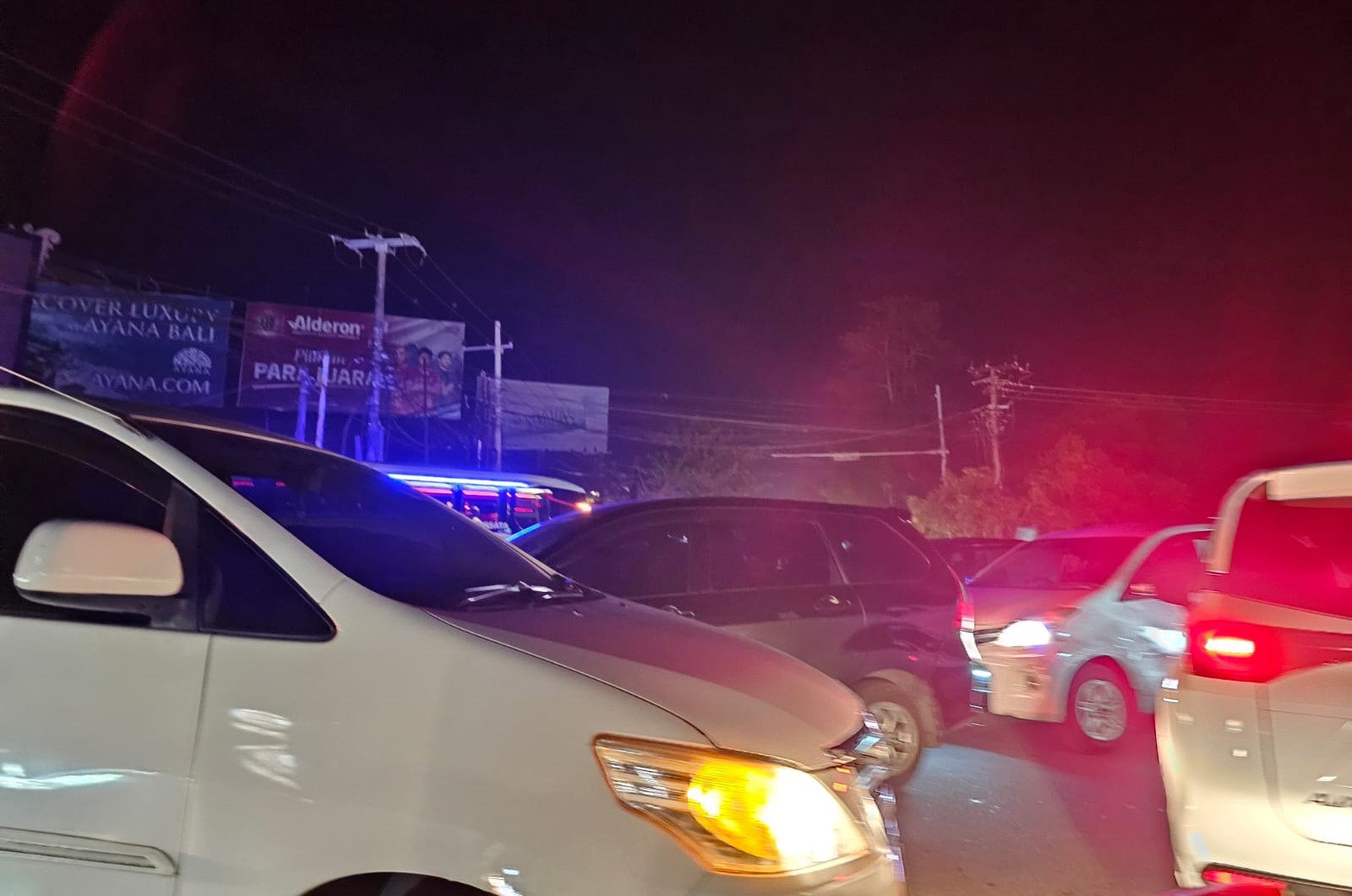 KACAU: Akibat lampu isyarat jalan padam, kemacetan terjadi dimana-mana ruas jalan krodit, 2 Mei 2025.