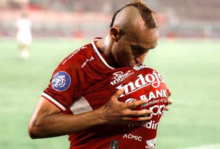GOL PENUTUP : Novri Setiawan  berselebrasi setelah mencetak gol keempat Bali United. (foto:media bali united)