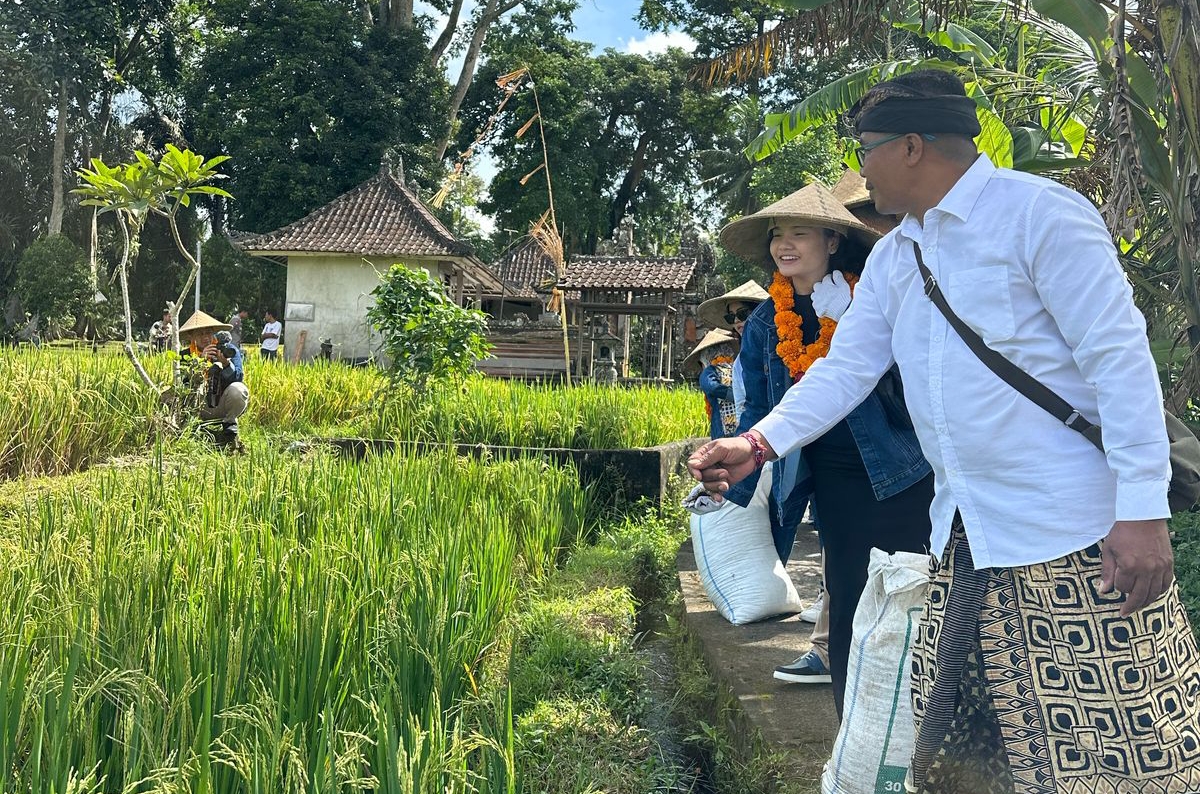 Perwakilan KBRI dan Jurnalis Aljazair di Desa Keliki.