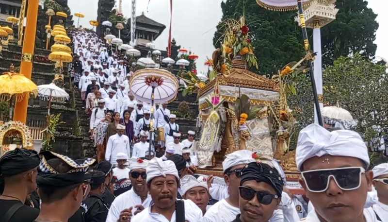 Ilustrasi prosesi upacara Pemelastian Pralingga Ida Bhatara ke Toya Sah di karangasem. dok.radar bali