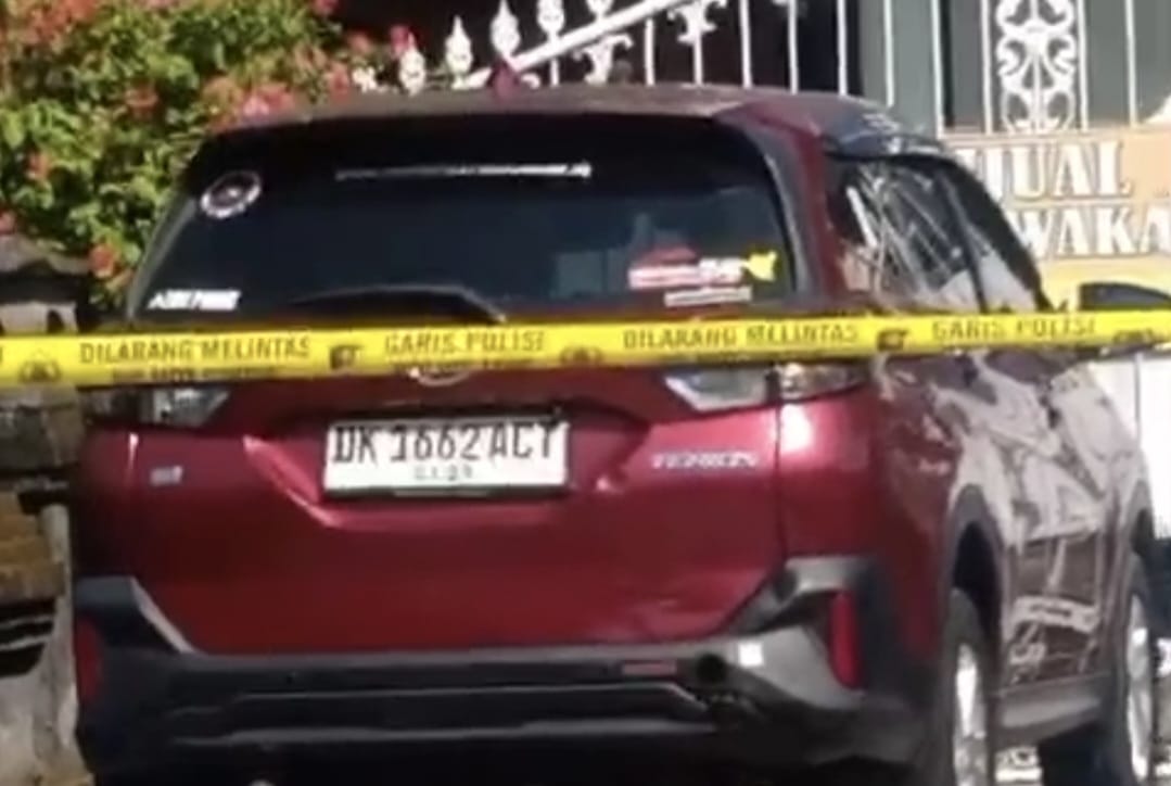 TKP: Polisi memasang garis polisi di dekat mobil Daihatsu Terios DK 1662 ACT.