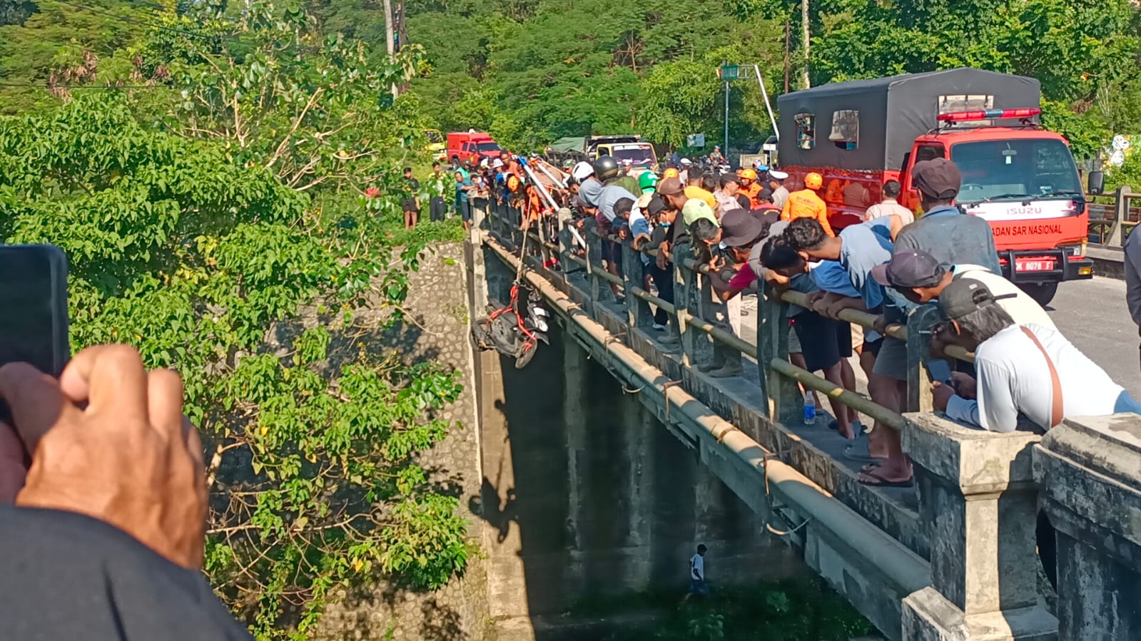EVAKUASI: Tim gabungan mengevakuasi jenazah Marselinus Mabor, 38, dan Martinus Dangga Dora, 30, dan motor dari dasar jurang, Bali Cliff Kuta Selatan, Badung, Bali Jumat (2/5/2025)