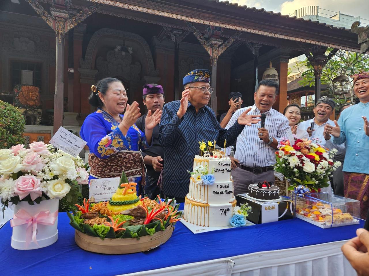 RAYAKAN HUT: I Gusti Made Tusan didampingi istrinya I Gusti Ayu Mas Sumatri saat perayaan ulang tahun ke 74 di Jro Subagan, Kelurahan Subagan (2/5/2205). (Zulfika Rahman/Radar Bali)