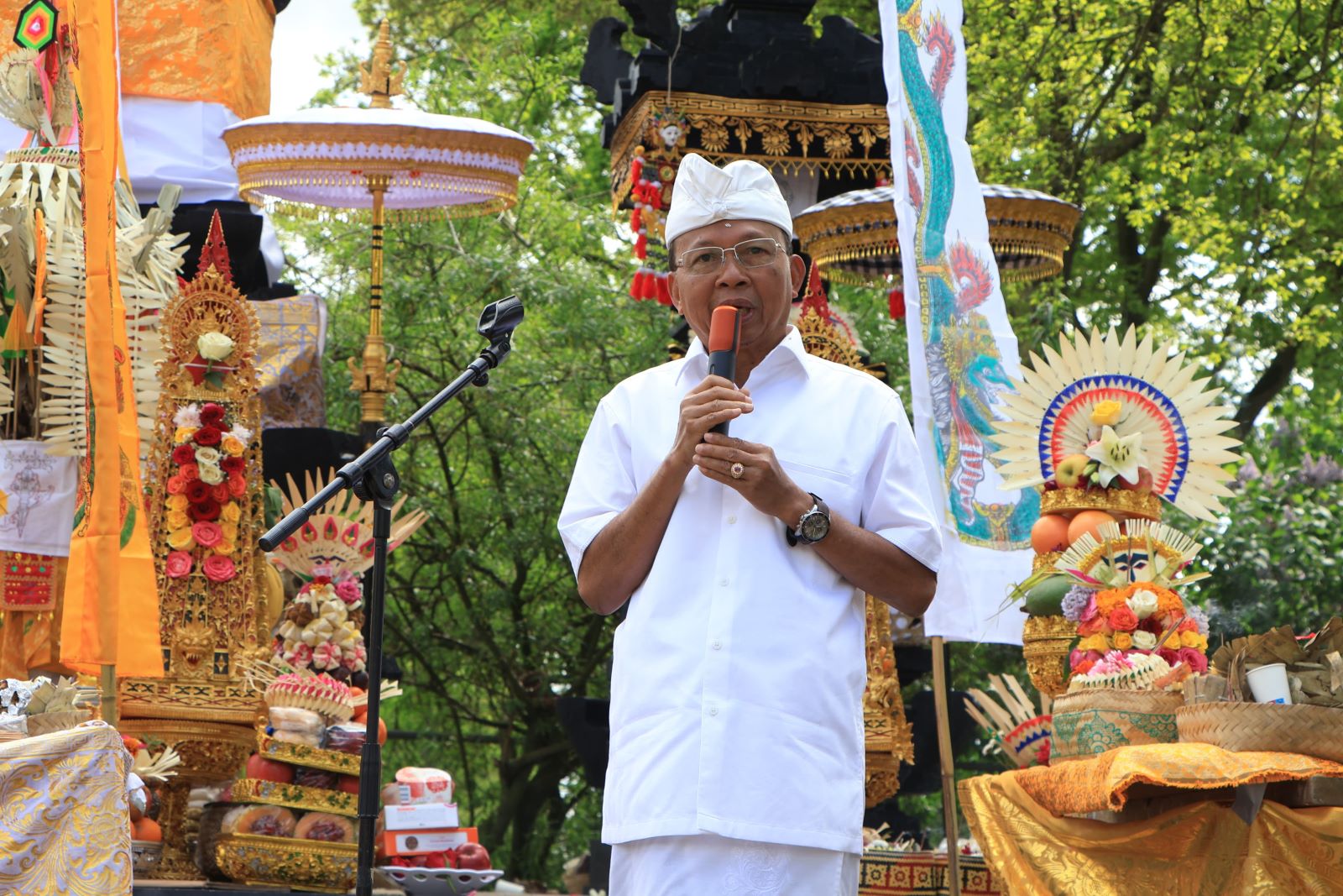 BANGGA: Gubermur Bali Wayan Koster saat melaspas Pura di Belanda dan pertama di Eropa