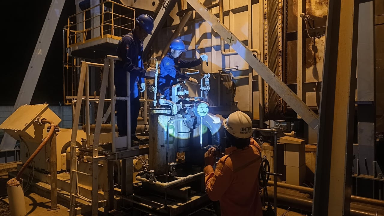 KERJA CEPAT: Petugas PLN sedang berjibaku mencari titik masalah terjadinya Bali Blackout pada Jumat 2 Mei 2025 lalu.