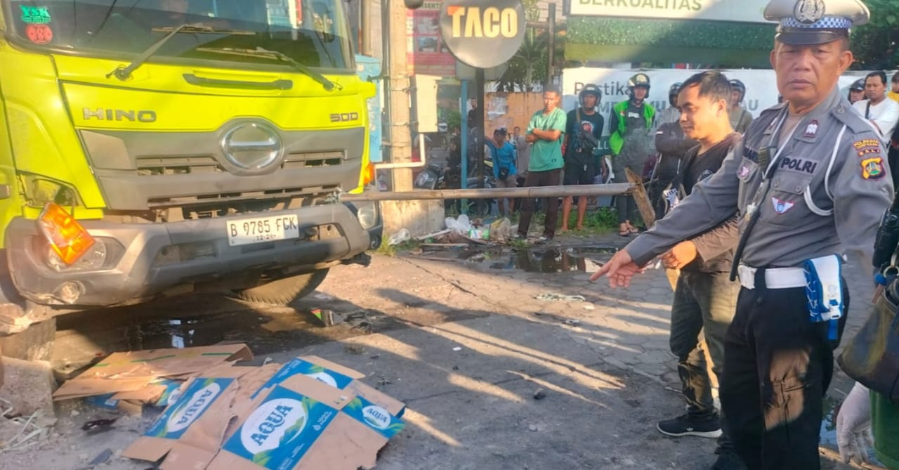 TEWAS DITEMPAT: Pemuda inisial AMN, 24, tewas di jalan ditutup kardus,  di Simpang Teuku Umar Barat-Jalan Pura Demak, Denpasar, Minggu 4 Mei 2025