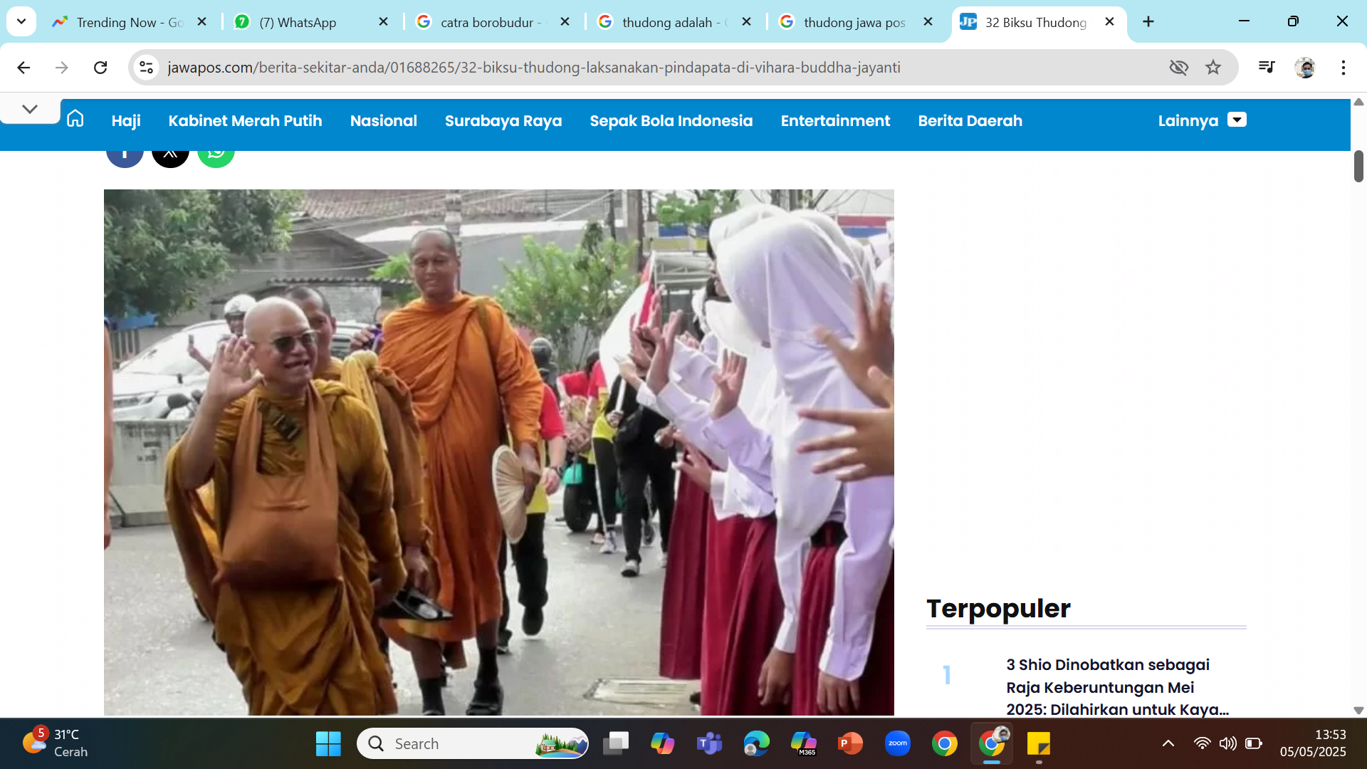 TOLERANSI - Bhante yang sedang melaksanakan thudong menyapa siswa yang menyambut di Semarang, Jateng.