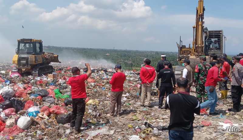 DIPANTAU WAKIL BUPATI : Suasana TPA Mandung yang terbakar dicek turun oleh Wakil Bupati Tabanan I Made Dirga.(juliadi/radar bali)