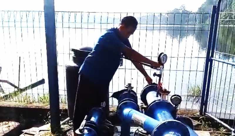 TERGANGGU SUPLAINYA : Petugas PDAM Tabanan yang mengecek salah satu pompa instalasi pengolahan air minum. (juliadi/radar bali)