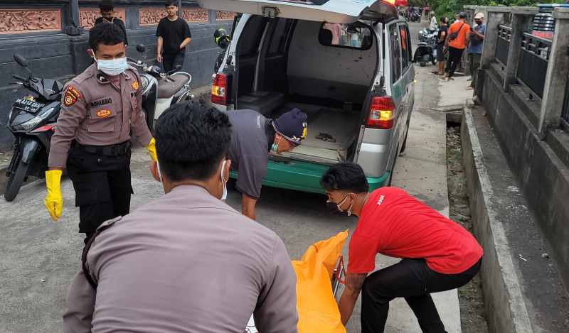 MASIH  DISELIDIKI : Mayat Mr X yang dievakuasi oleh aparat Polsek Kediri ditemukan di tepi sungai ditepi sungai atau Tukad Yeh Bumbung. (Foto Polsek Kediri Untuk Radar Bali)