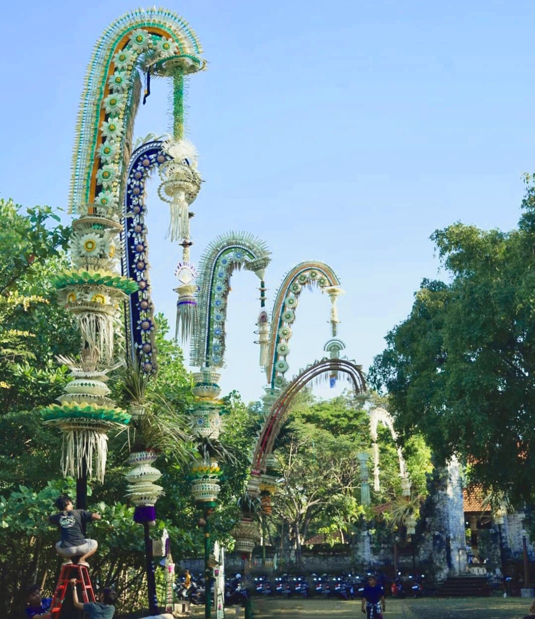 MERUNDUK: Deretan penjor dalam Festival Penjor yang dihelat di area Pura Sakenan Pulau Serangan Denpasar menambah khidmat upacar Kuningan, 3 Mei 22025.