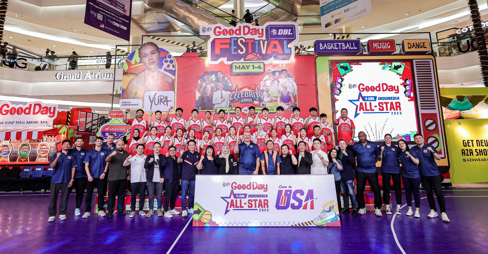 PEMAIN DAN PELATIH TERPILIH: Skuad Kopi Good Day DBL Indonesia All Star 2025 berpose bersama di Atrium Mal Kota Kasablanka, Jakarta (4/5/2025). (DBL Indonesia for Radar Bali)