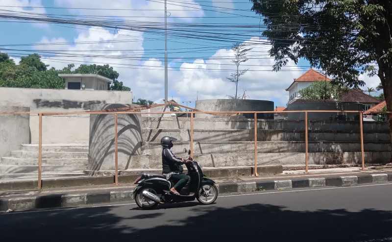 DI SINI LOKASINYA : Lokasi pembangunan Taman Tugu Singasana yang berlokasi Kantor Desa Delod Peken, Tabanan yang kembali dilanjutkan. (juliadi/radar bali)