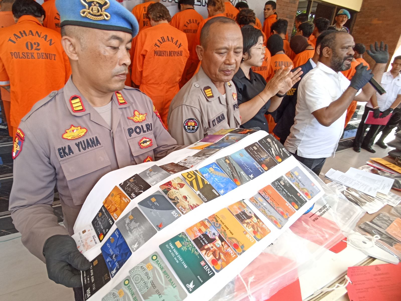 PENJAHAT: Polresta beberkan dua pria asal Jawa Barat, Beranhar Abdullah, 51, dan Muhamad Rizky, 46 dan barang buktinya