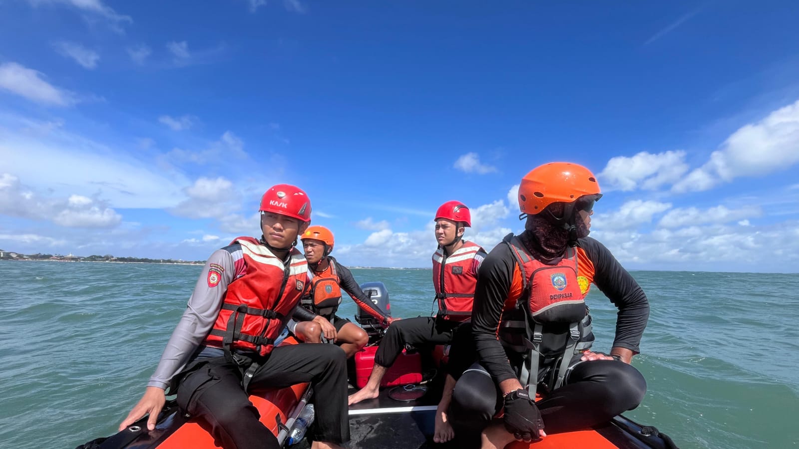 . Tim Basarnas melakukan pencarian CELAKA: Turis asal Yordania bernama Ozam, 27, di pantai Kuta, Selasa 6 Mei 2025