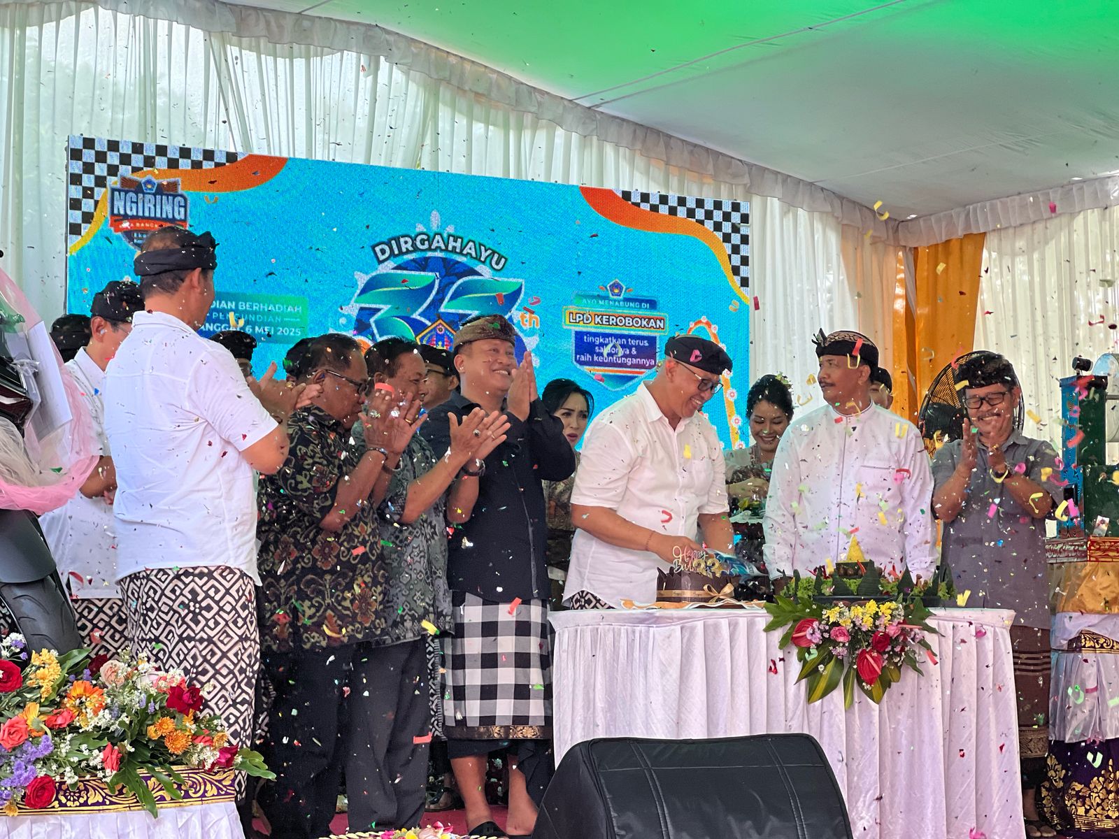 LAUNCHING: &lrm;Peluncuran aplikasi IBS Micro Pay bertepatan puncak perayaan HUT Ke- 33 LPD Desa Adat Kerobokan pada Selasa (6/5/2025) di area LPD Desa Adat Kerobokan, Banjar Peliatan, Badung.