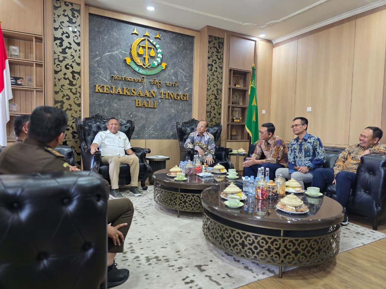KOMITMEN: PT PLN (Persero) UIP JBTB dan PT PLN (Persero) UIT JBM saat audiensi di Kejati Bali, Senin (5/5/2025). (PLN For Radar Bali)