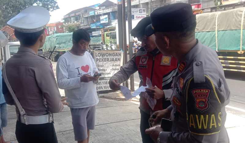 PERIKSA TKP : Polisi yang melakukan olah tempat kejadian perkara (TKP),  di Jalan Ir Soekarno sebelah timur Pos Gerokgak.(istimewa)