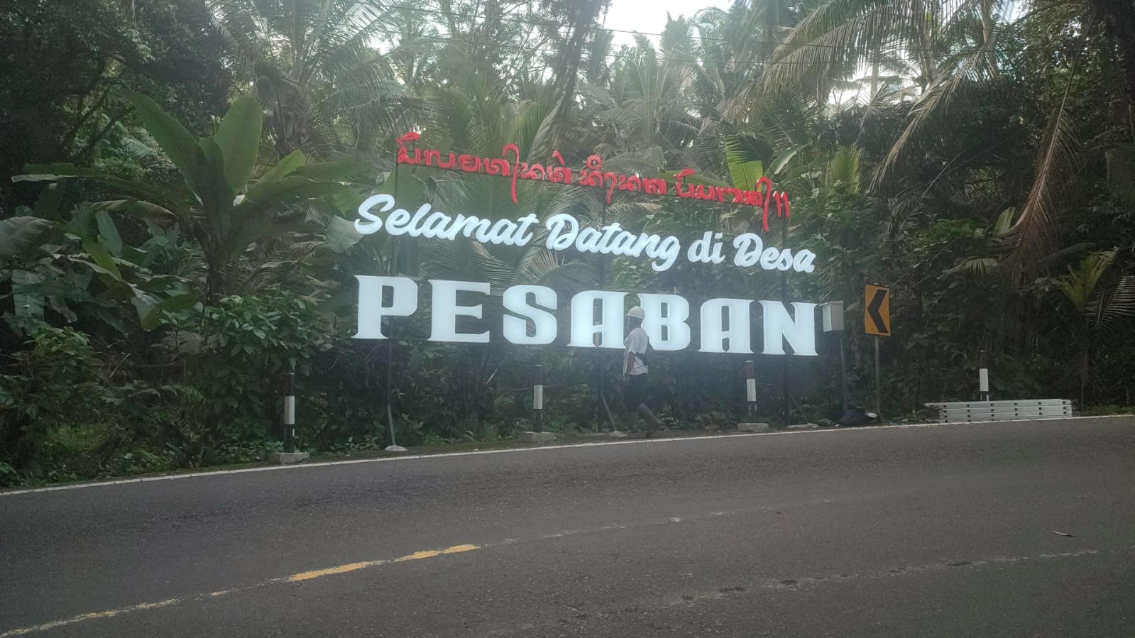 DIRUSAK ORANG : Tulisan nama desa Pesaban, Rendang, Karangasem, dirusak oleh orang tak dikenal. (istimewa)