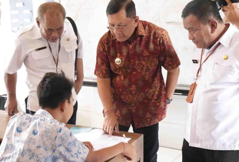 DITES IQ-NYA : Tes IQ yang digelar Pemkab Buleleng dan Pradnyagama untuk mengidentifikasi penyebab gangguan belajar yang dialami 375 siswa SMP di Bali utara.(francelino junior/radar bali)