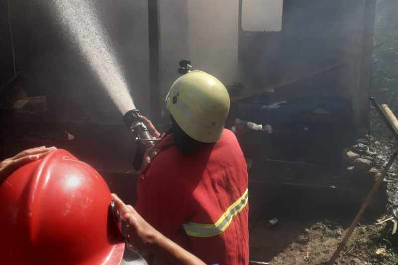 SUDAH PULUHAN KALI : Salah satu kebakaran yang ditangani Damkar Jembrana beberapa waktu lalu. (Foto damkar jembrana)