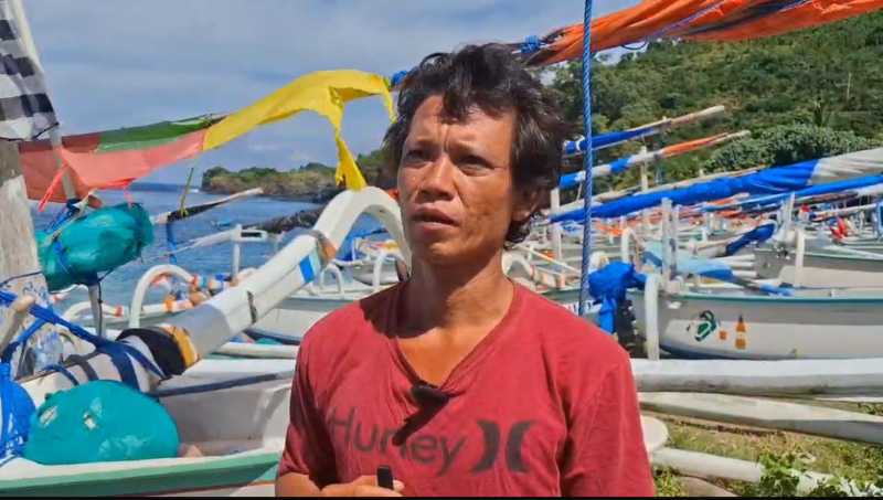 SELAMAT : I Made Manak, nelayan yang selamat usai perahu miliknya tenggelam saat melaut pada Rabu (7/5/2025). (Foto zulfika rahman/radar bali)