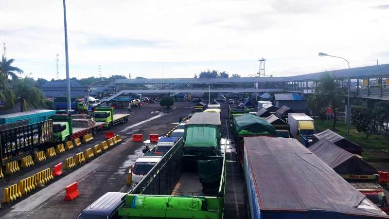 HARUS ANTRE : Suasana antrean kendaraan yang akan menyeberang saat terjadi penundaan penyebrangan, Kamis (8/5/2025). (foto: POS AL Gilimanuk)