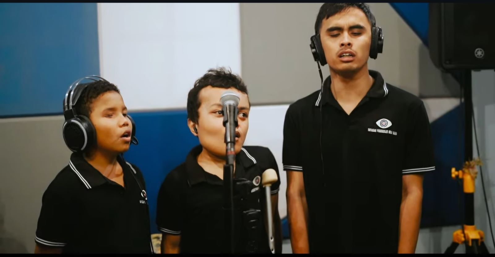 REKAMAN: Saat rekaman musikalisasi puisi dalam rangkaian kegiatan produksi album digital dan Pentas Musikalisasi Puisi Komunitas Disabilitas Tunanetra