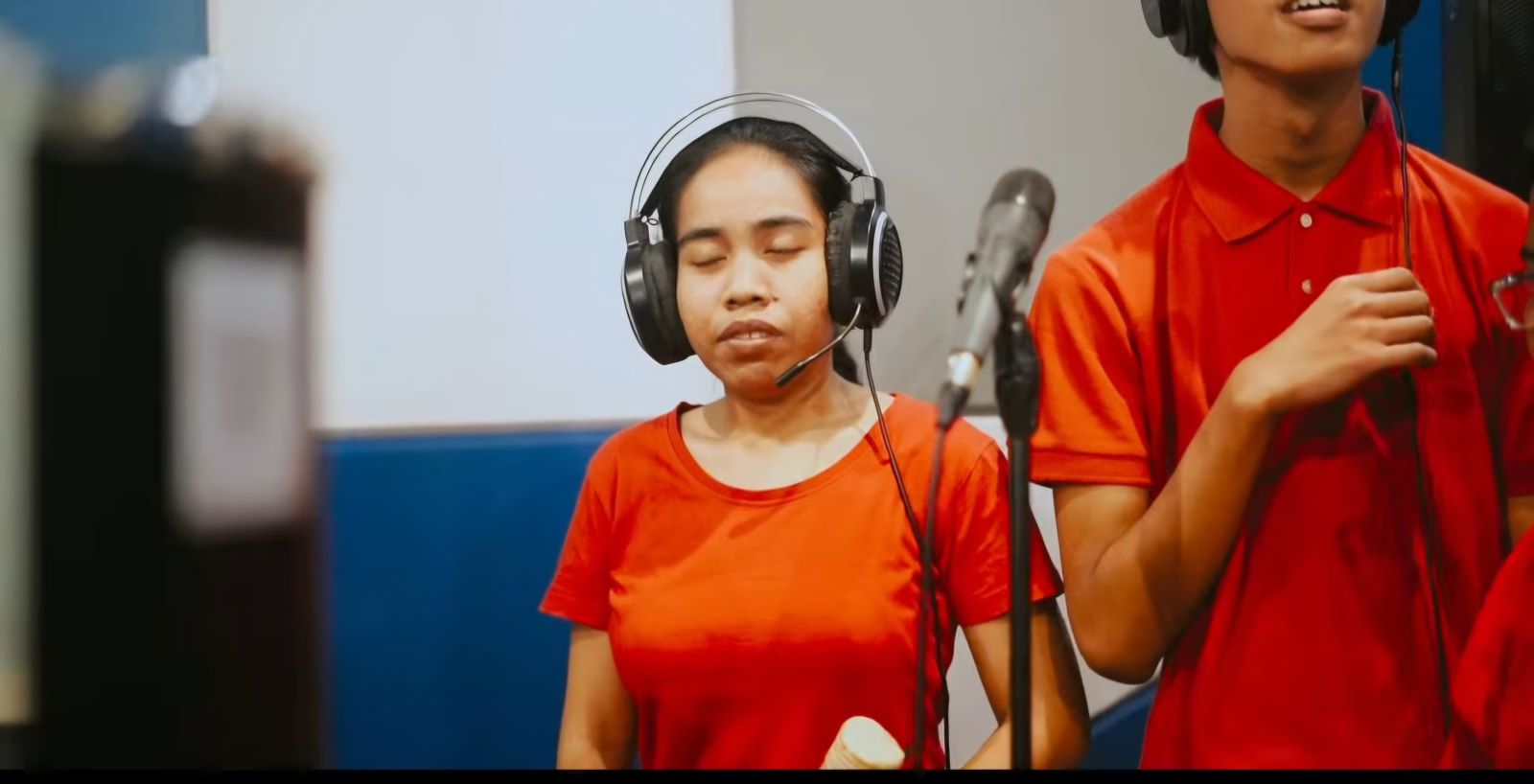 Saat rekaman musikalisasi puisi dalam rangkaian kegiatan produksi album digital dan Pentas Musikalisasi Puisi Komunitas Disabilitas Tunanetra