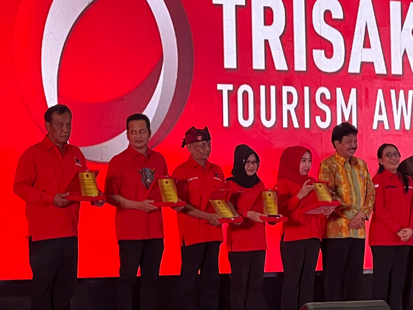 Ketua DPC PDIP Klungkung sekaligus Ketua DPRD Klungkung Anak Agung Gde Anom saat menerima penghargaan di Jakarta.