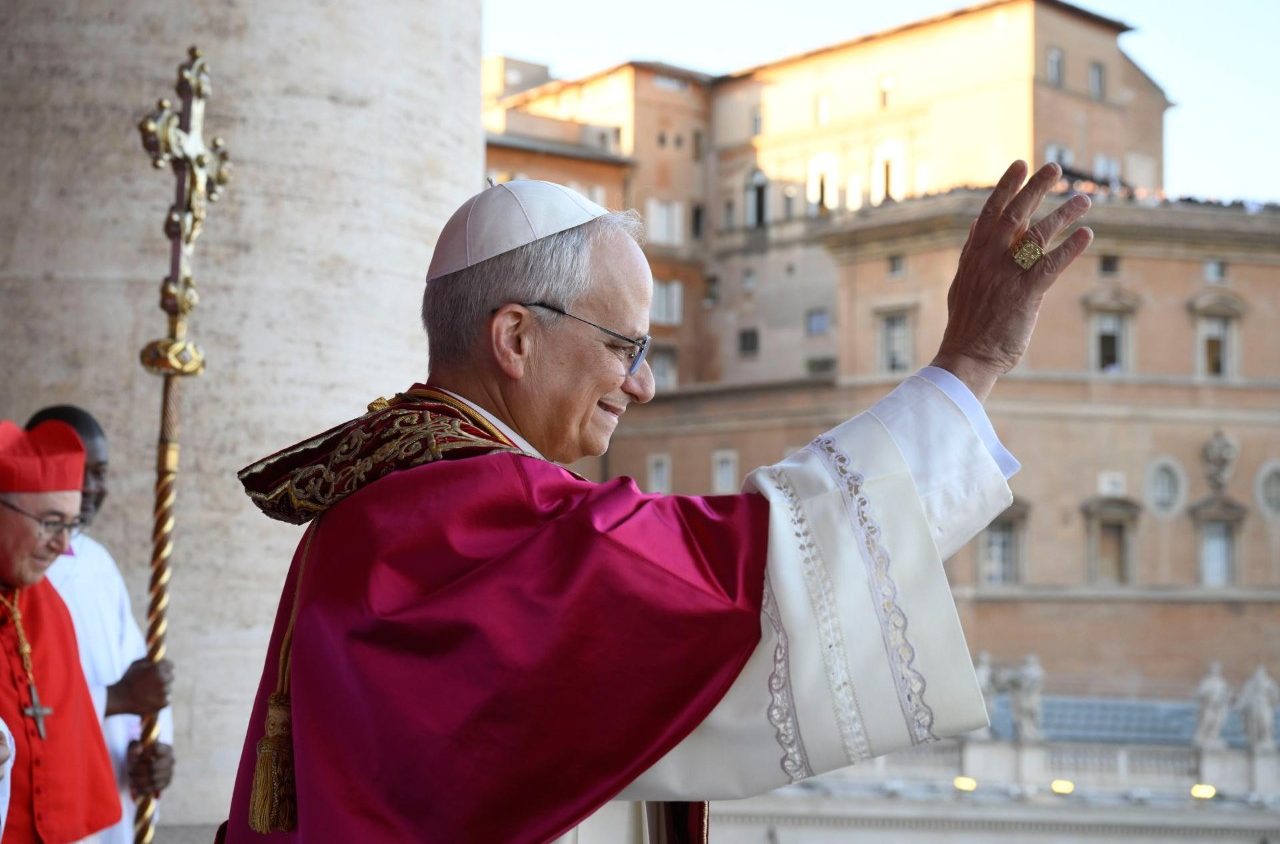 HABEMUS PAPAM - Paus Leo XIV memberikan berkat pada umat dari balkon Basilika Santo Petrus di V atikan. Kardinal Robert Francis Prevost terpilih dalam konklaf menggantikan Paus Fransiskus.