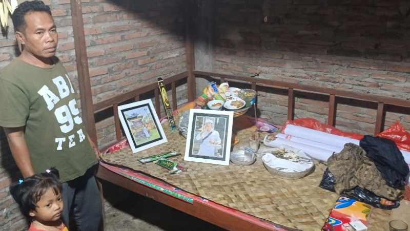 BERKABUNG : Suasana rumah duka Komang Juliartawan alias Komang Basir. Dia tewas dianiaya oknum TNI. (foto: eka prasetya/radar bali)