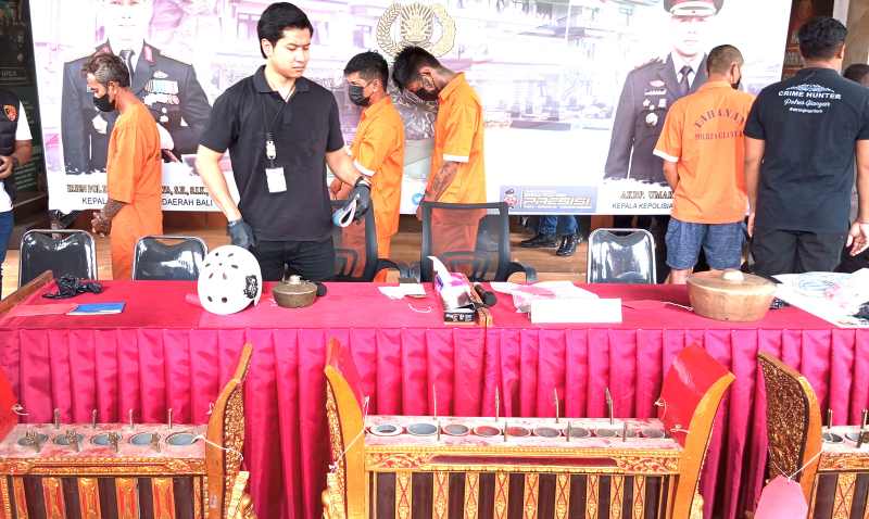INI BARANG BUKTI CURIANNYA: Empat maling yang ditangani selama April-Mei 2025. (foto:Ida Bagus Indra Prasetia/Radar Bali)