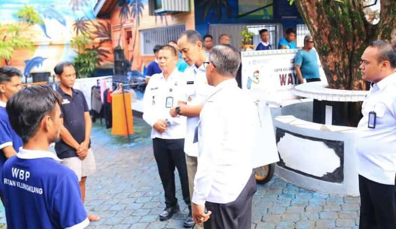 BEKAL KEMBALI KE MASYARAKAT : Warga binaan Rutan Kelas II B Klungkung diberikan pelatihan. (Foto: Humas Pemkab Klungkung)