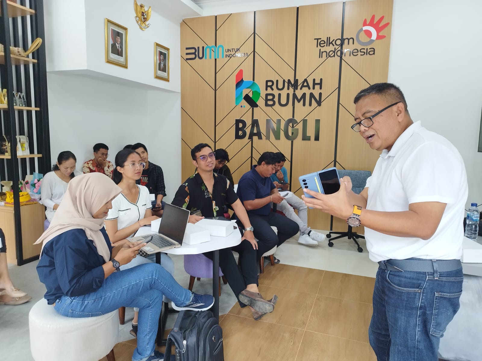 DIGITALISASI: AVP Eksternal Relation PT Telkom Indonesia (Persero) Tbk Sabri Rasyid ketika mengawali materi pelatihan.