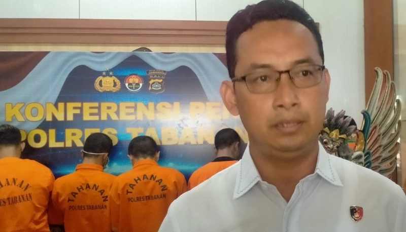 DITANGKAP : Kasat Reskrim Polres Tabanan AKP Muh. Taufik Effendi dengan latar belakang pelaku criminal termasuk pembegal payudara di Tabanan.(juliadi/radar bali)