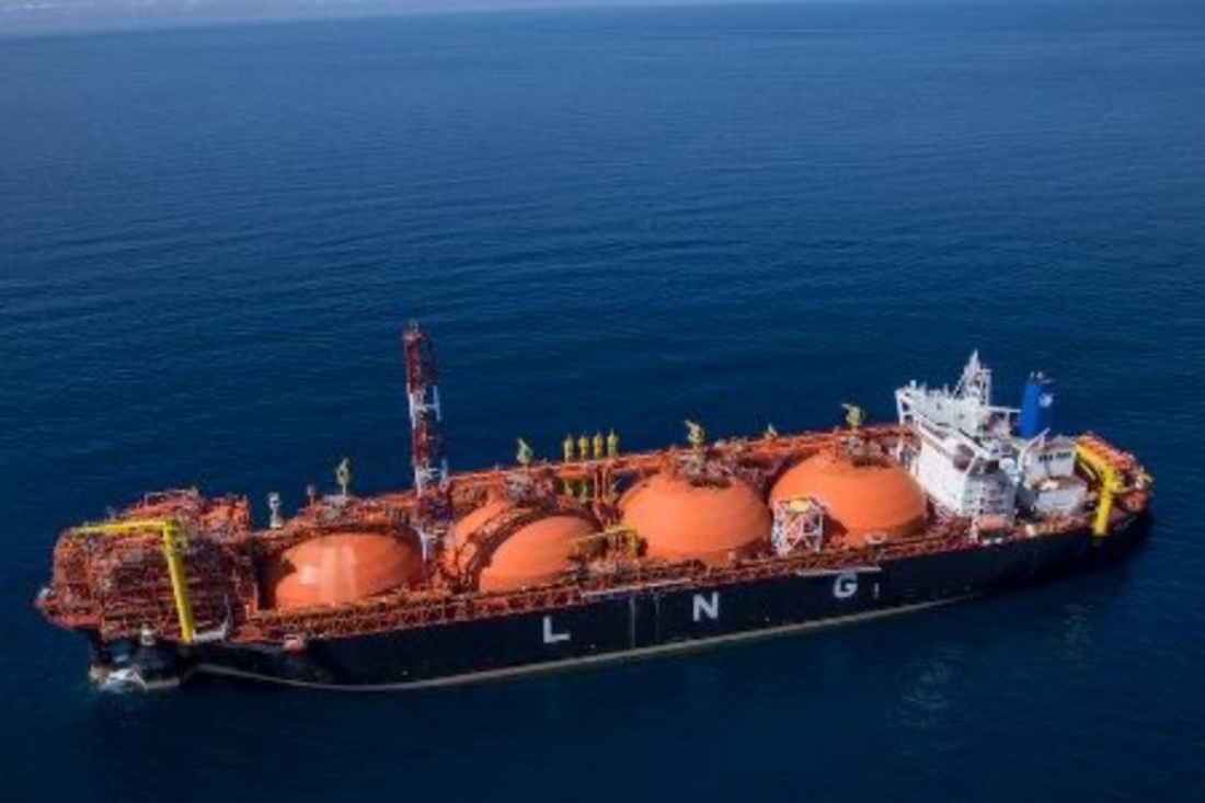 Floating Storage Regasification Unit (FSRU) atau gudang penyimpanan liquefied natural gas (LNG) di kawasan Sidakarya, Denpasar Selatan.