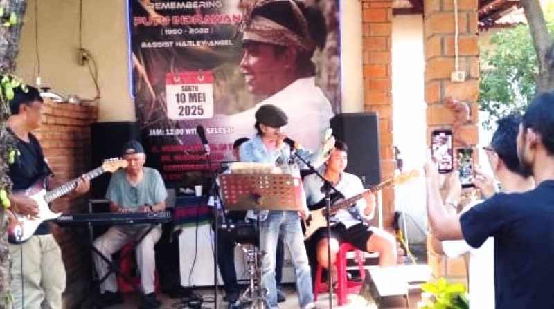 BACAKAN PUISI PENGHORMATAN : Wayan Jengki Snnarta membacakan puisi Warung Tresni untuk mengenang Putu Indrawan. (hari puspita/radar bali)