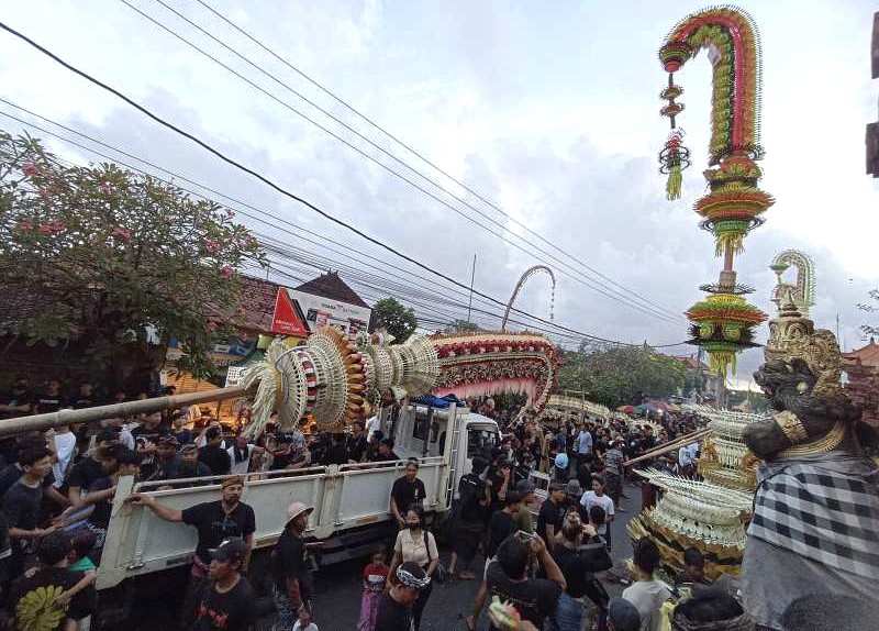 BERHIAS PENJOR INDAH : Suasana di Pura Desa Kesiman, Denpasar Timur, tampak semarak menyambut tradisi ngerebong. (adrian suwanto/radar bali)