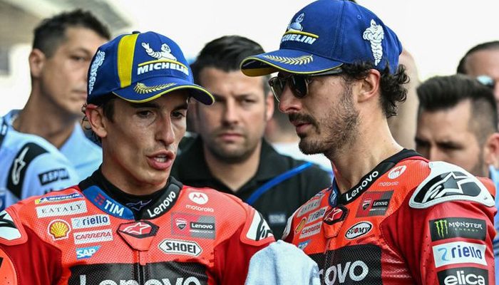 MATAHARI KEMBAR: Dua pembalap utama Ducati, Pecco Bagnaia (kanan) dan Marc Marquez terlihat berdiskusi serius menyangkut performa motor Desmosideci 2024.