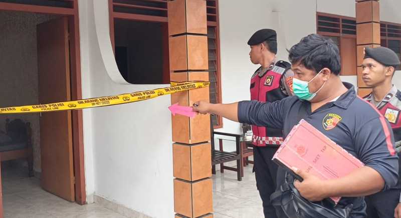 GELAR OLAH TKP : Polisi melakukan pemeriksaan terhadap Asmi di tempatnya menginap, diduga meninggal komplikasi sakit yang dideritanya. (Foto: Polres Buleleng untuk Radar Bali)