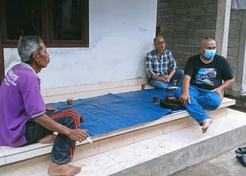 DI RUMAH DUKA: Kepala P3T, Dinas Tenaga Kerja dan Perindustrian I Putu Agus Arimbawa, saat datang ke rumah duka. (foto : P3T Jembrana)