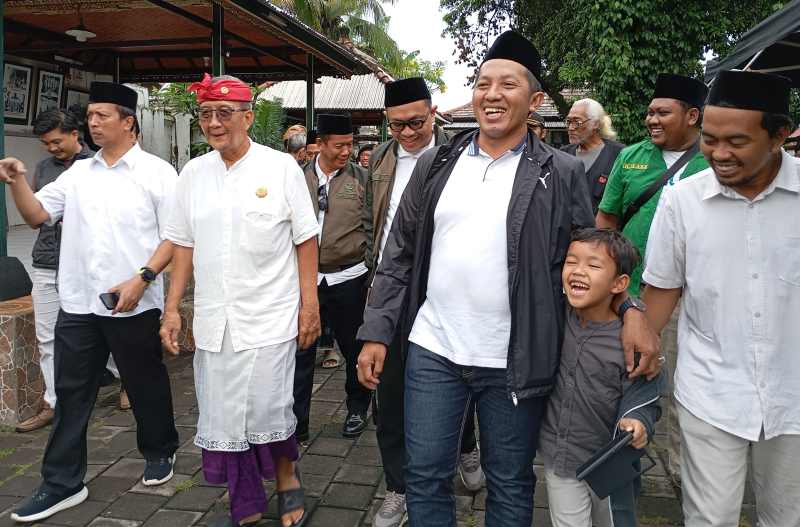GALANG KOLABORASI : Ketum GP Ansor, Addin Jauharudin bersama  Penglingsir Puri Kanginan Buleleng, Anak Agung Ngurah Parwata Pandji bahas penguatan kolaborasi Ansor-Banser - Pecalang.(francelino  Jr)
